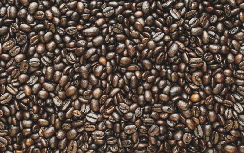 Odkryj najlepsze kawy do ekspresu: ziarnista i ciśnieniowa