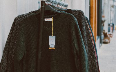 Swetry damskie – jak wybrać najlepsze modele rozpinane i skorzystać z wyprzedaży?