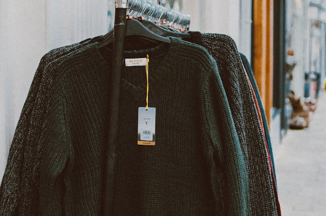 Swetry damskie – jak wybrać najlepsze modele rozpinane i skorzystać z wyprzedaży?
