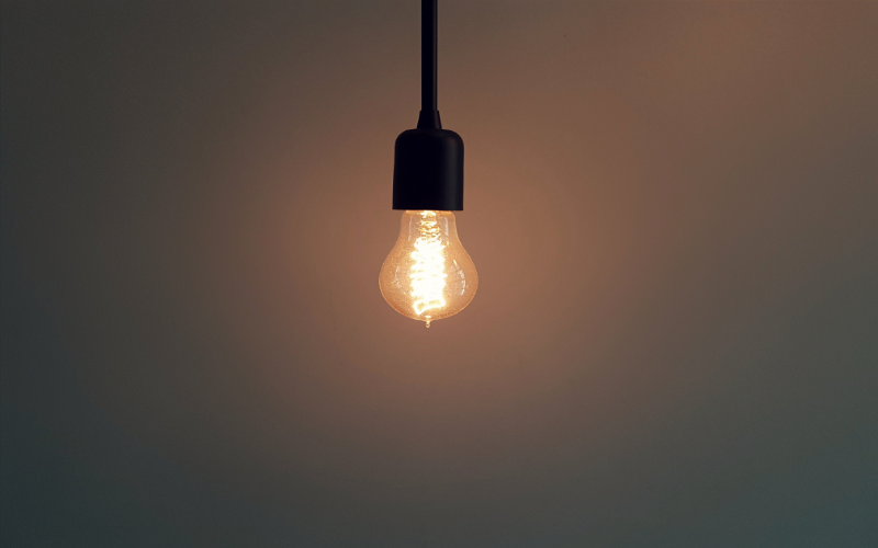 Oświetlenie wewnętrzne – jak dobrać odpowiednie źródła światła