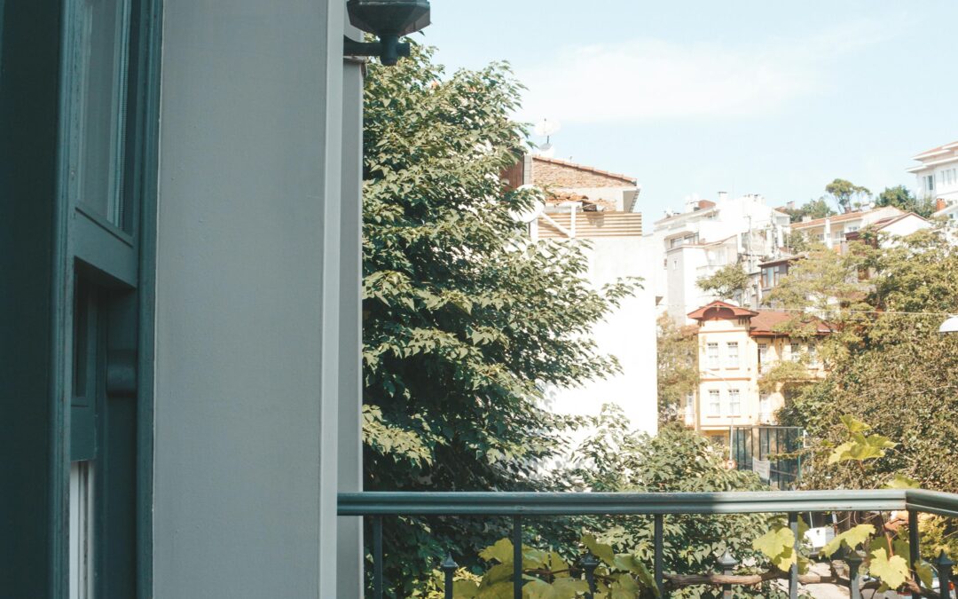 Aranżacja małego balkonu – jak stworzyć przytulną przestrzeń na małym metrażu?